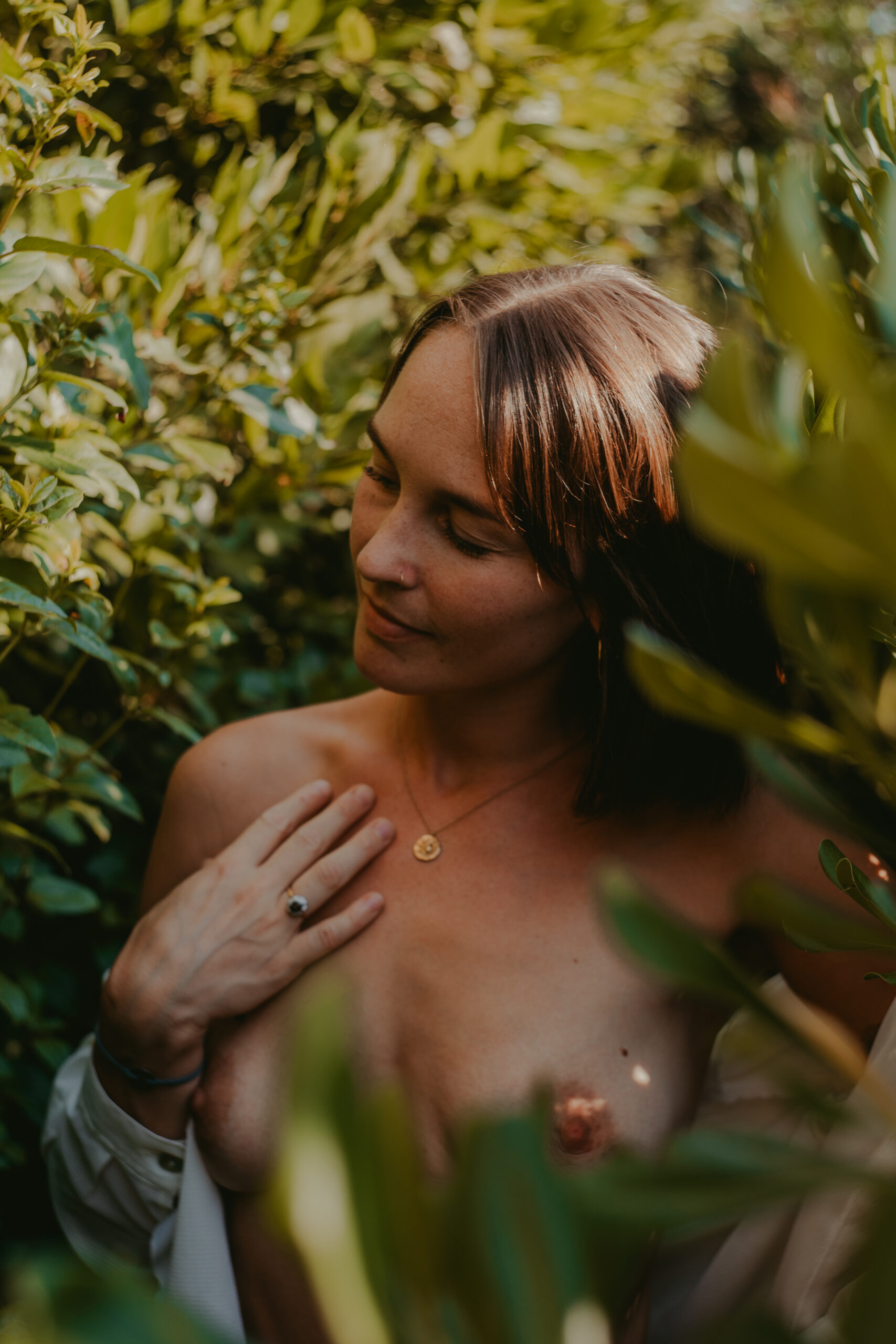 Sesión de fotos íntima en la naturaleza