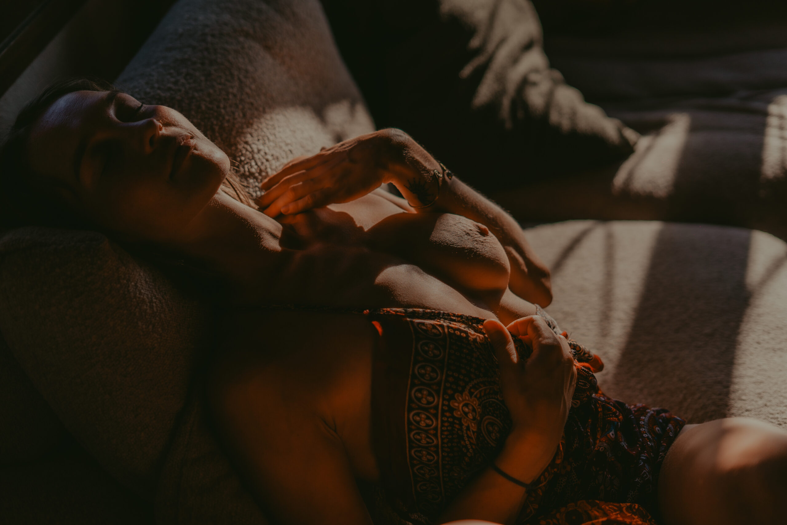 Sesión de fotos íntima en la naturaleza