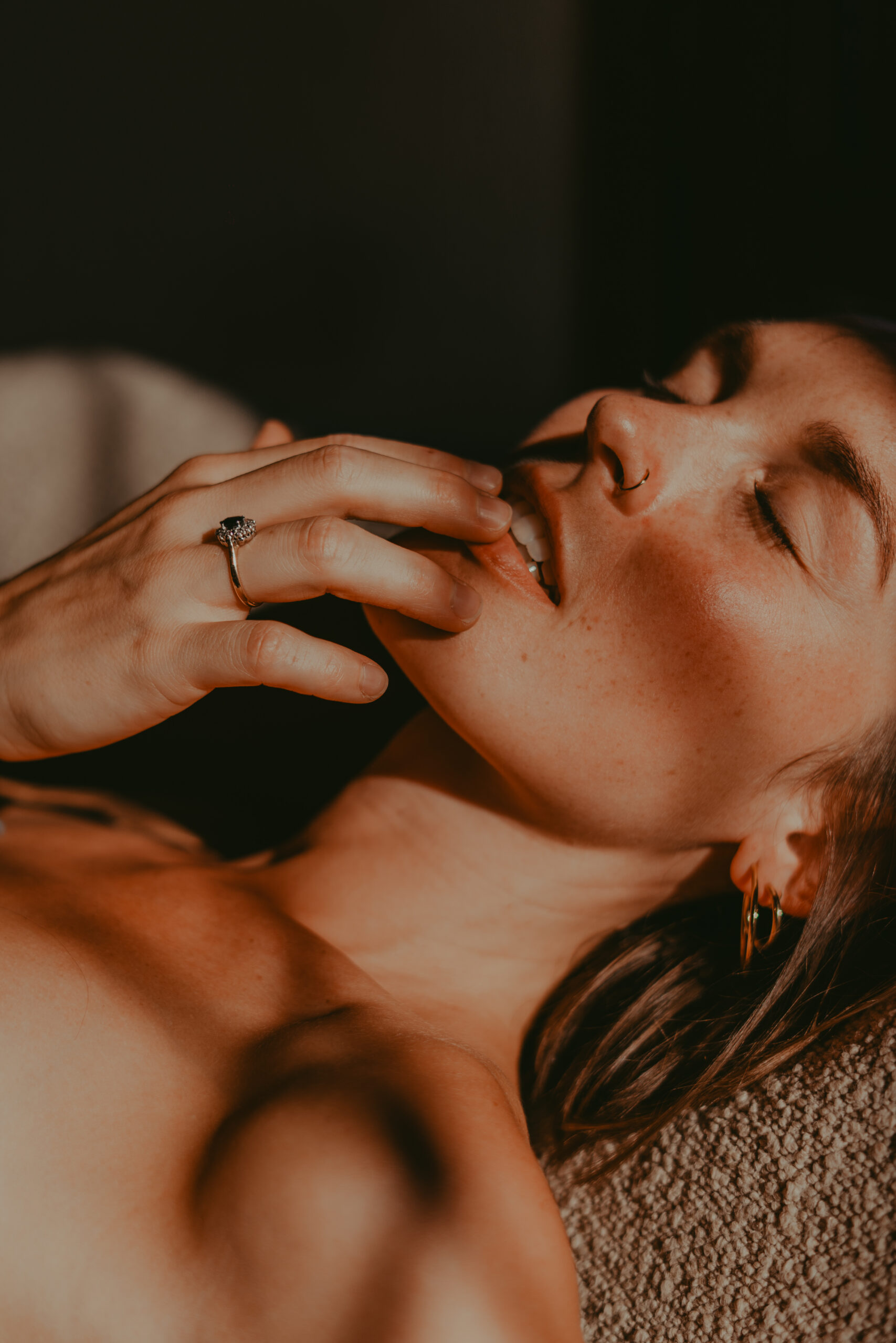 Sesión de fotos íntima en la naturaleza