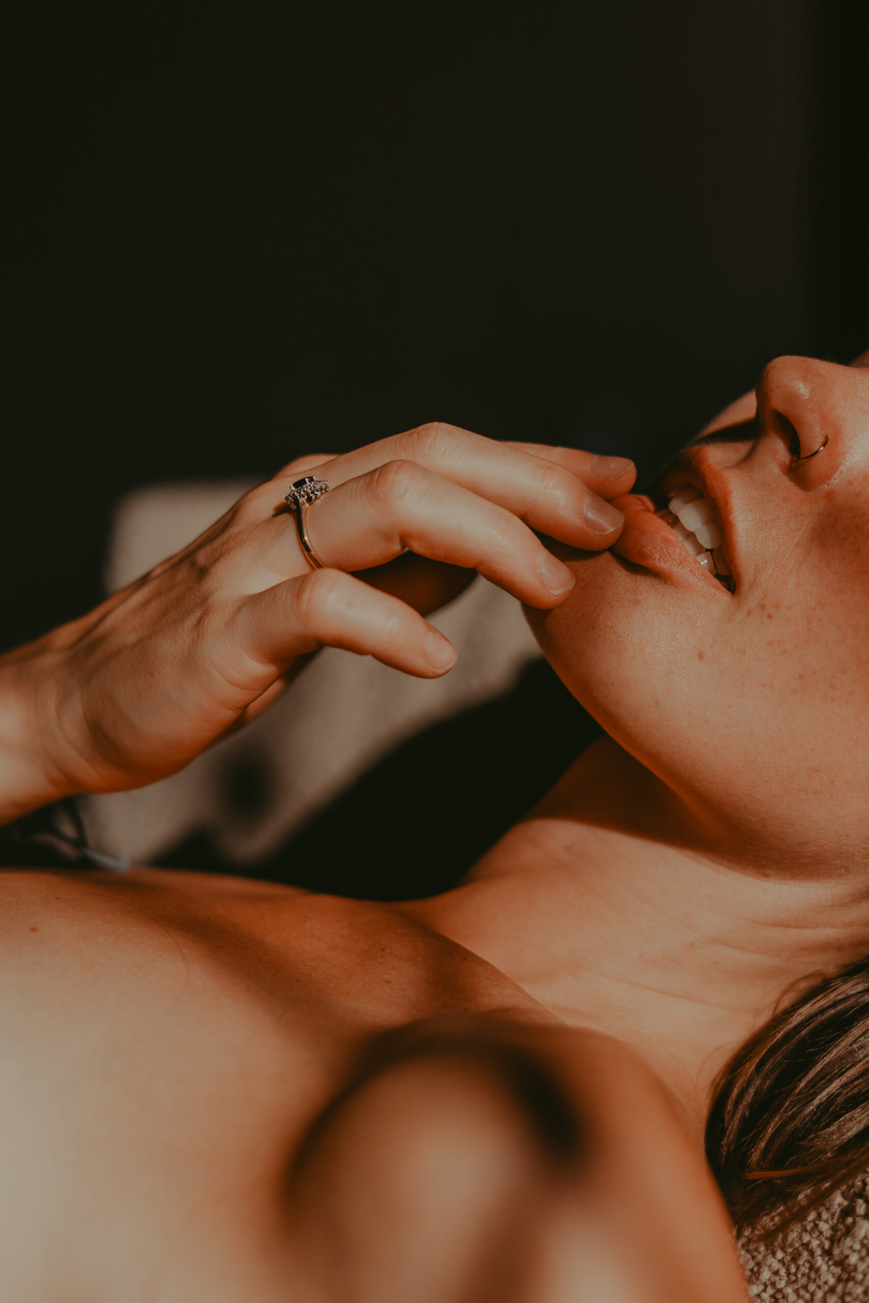 Sesión de fotos íntima en la naturaleza