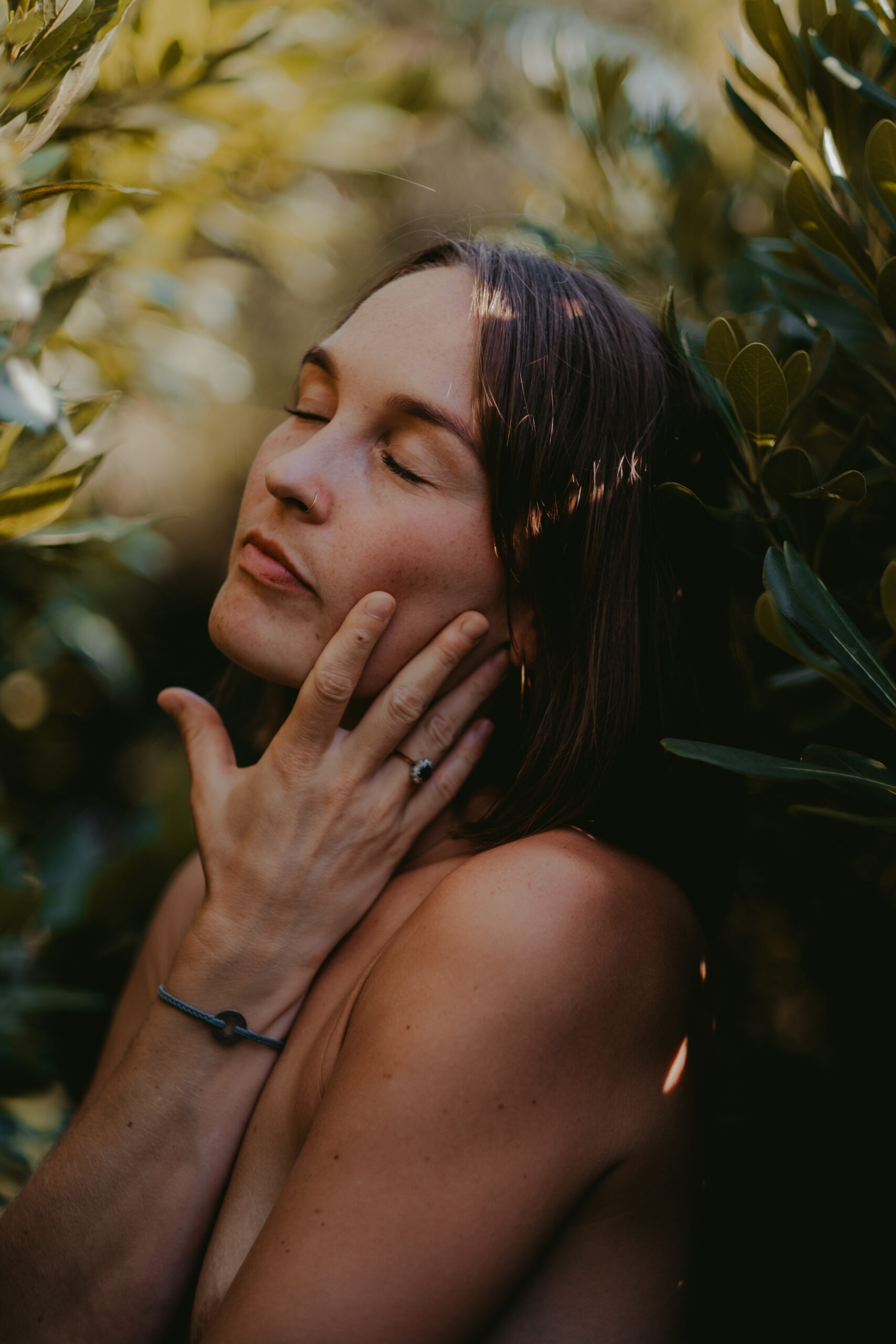 Sesión de fotos íntima en la naturaleza