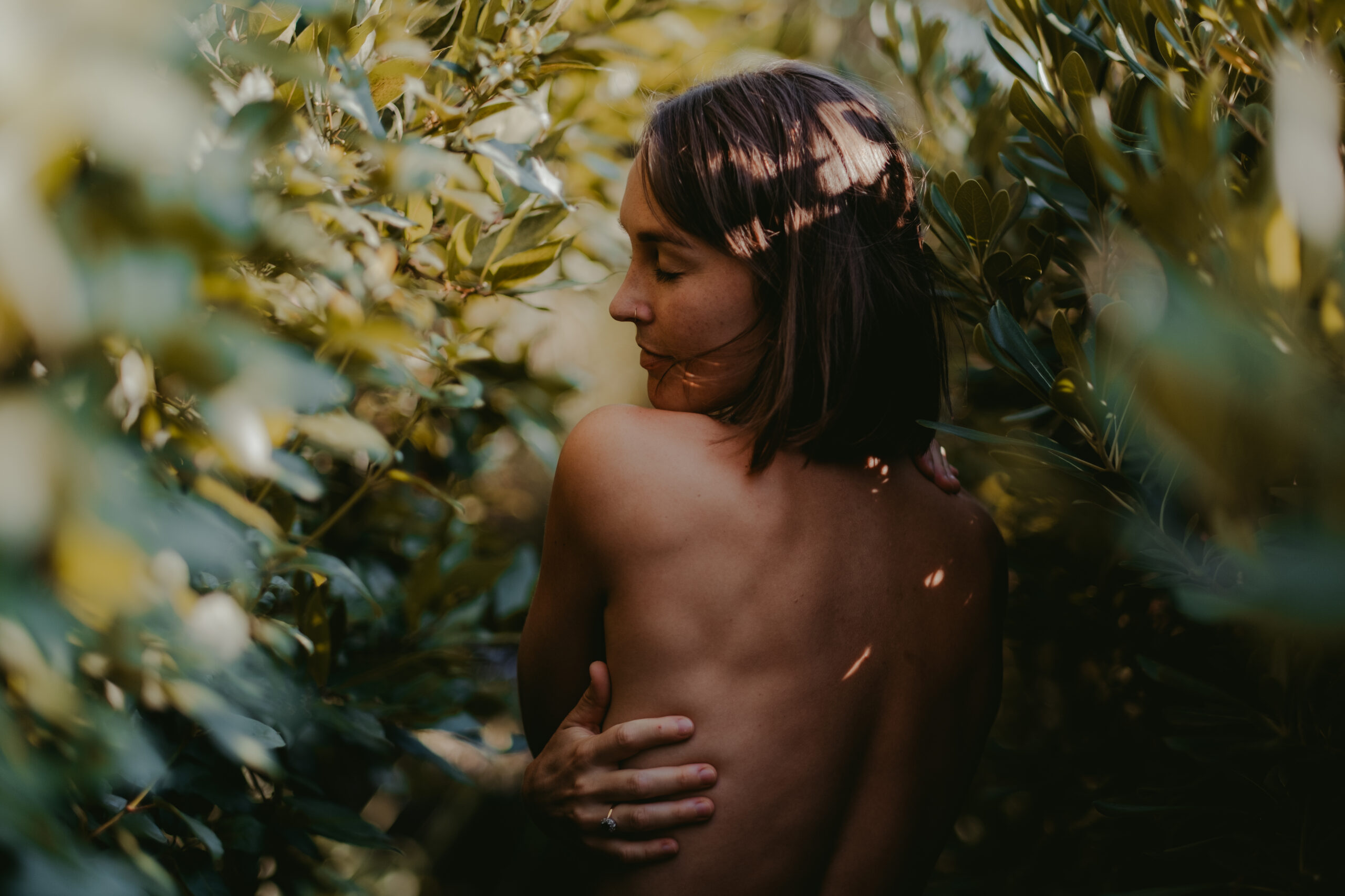 Sesión de fotos íntima en la naturaleza