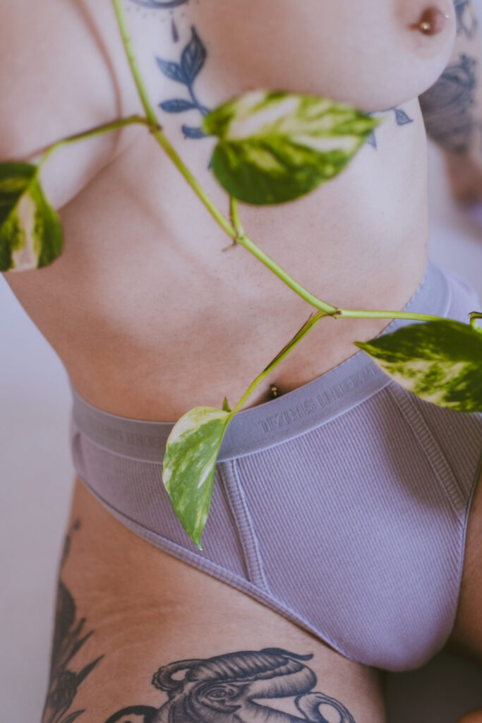 Sesión de fotos íntima con plantas